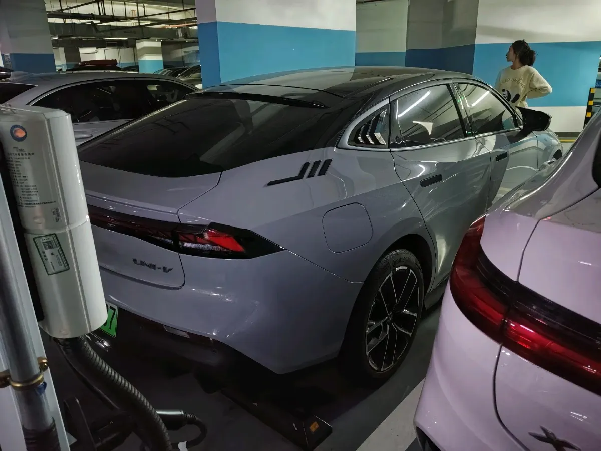 2024 ChangAn UNI-V iDD 1.5L 110HP L4 E-CVT PHEV 18.99KWH,autocango,china used car exporter,china ev exporter,chinese used car exporter,chinese used ev exporter