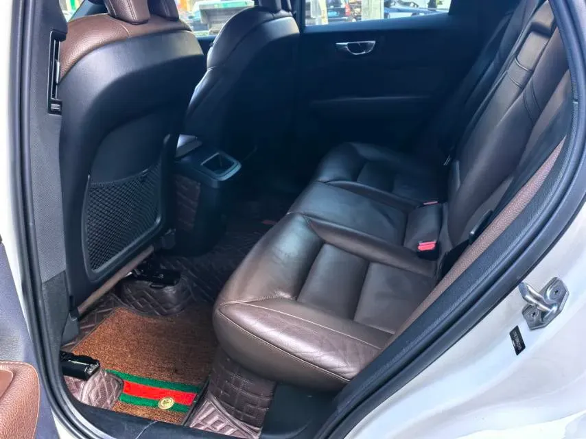 2021 Volvo XC60 2.0T 250HP L4 8AT,autocango,china used car exporter,china ev exporter,chinese used car exporter,chinese used ev exporter