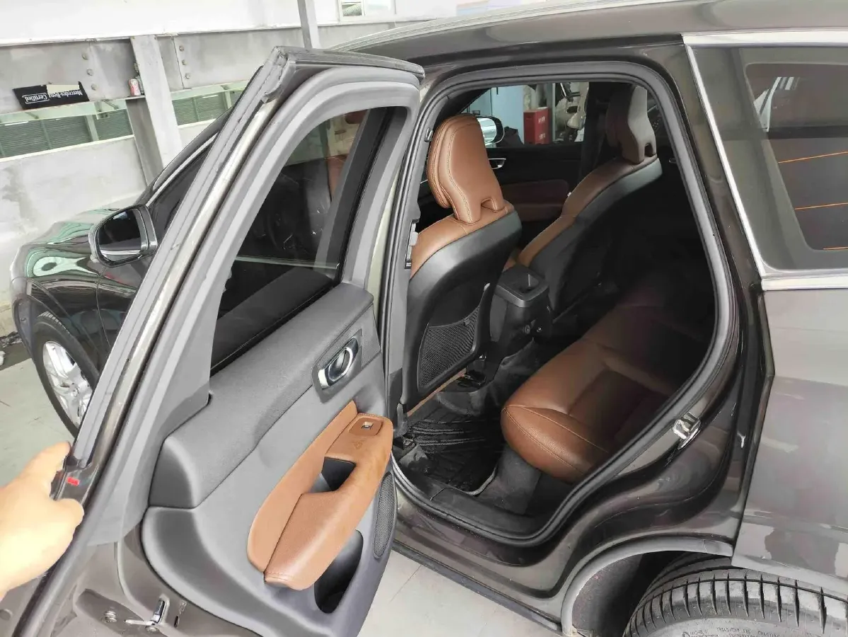 2021 Volvo XC60 2.0T 250HP L4 8AT,autocango,china used car exporter,china ev exporter,chinese used car exporter,chinese used ev exporter