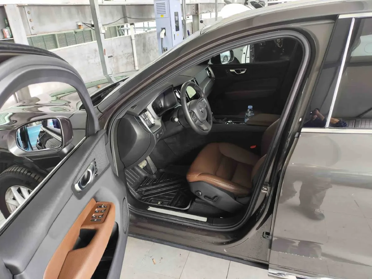 2021 Volvo XC60 2.0T 250HP L4 8AT,autocango,china used car exporter,china ev exporter,chinese used car exporter,chinese used ev exporter