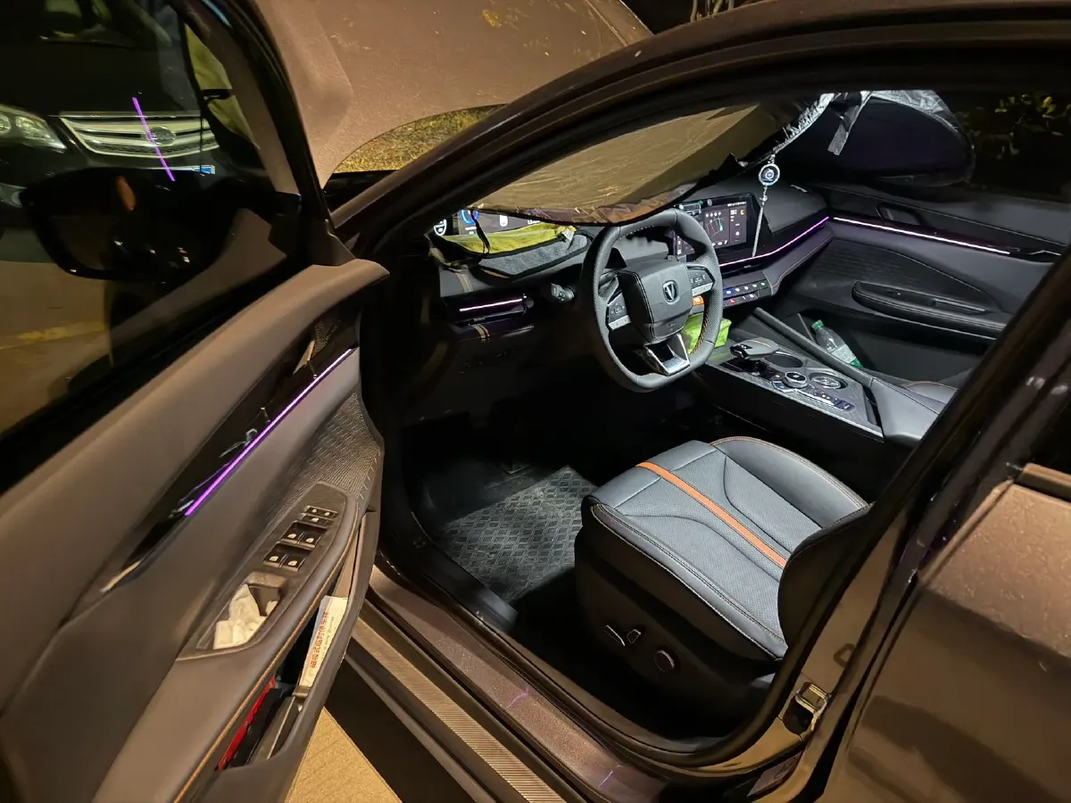 2025 ChangAn UNI-V 1.5T 192HP L4 7DCT,autocango,china used car exporter,china ev exporter,chinese used car exporter,chinese used ev exporter