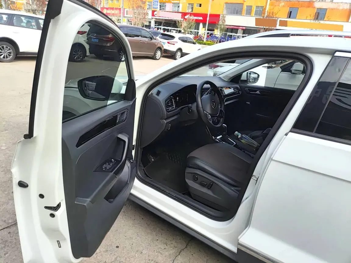 2022 Volkswagen T-Roc 1.4T 150HP L4 7DCT,autocango,china used car exporter,china ev exporter,chinese used car exporter,chinese used ev exporter