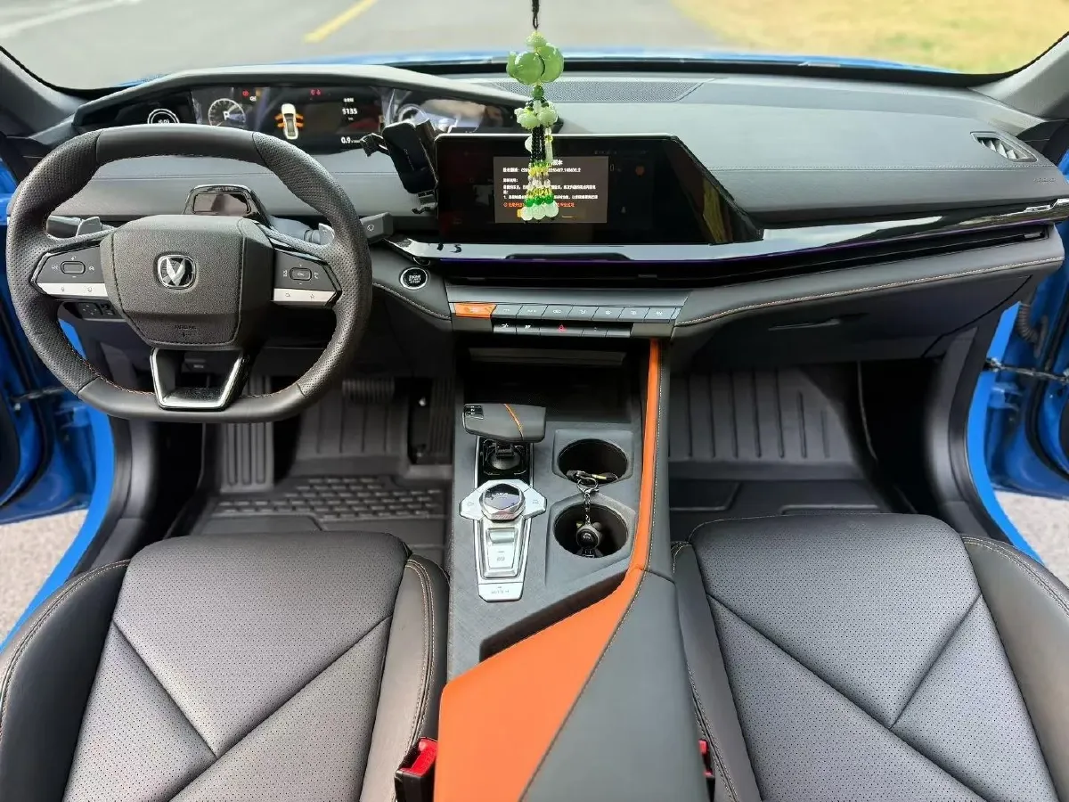 2022 ChangAn UNI-V 1.5T 188HP L4 7DCT,autocango,china used car exporter,china ev exporter,chinese used car exporter,chinese used ev exporter