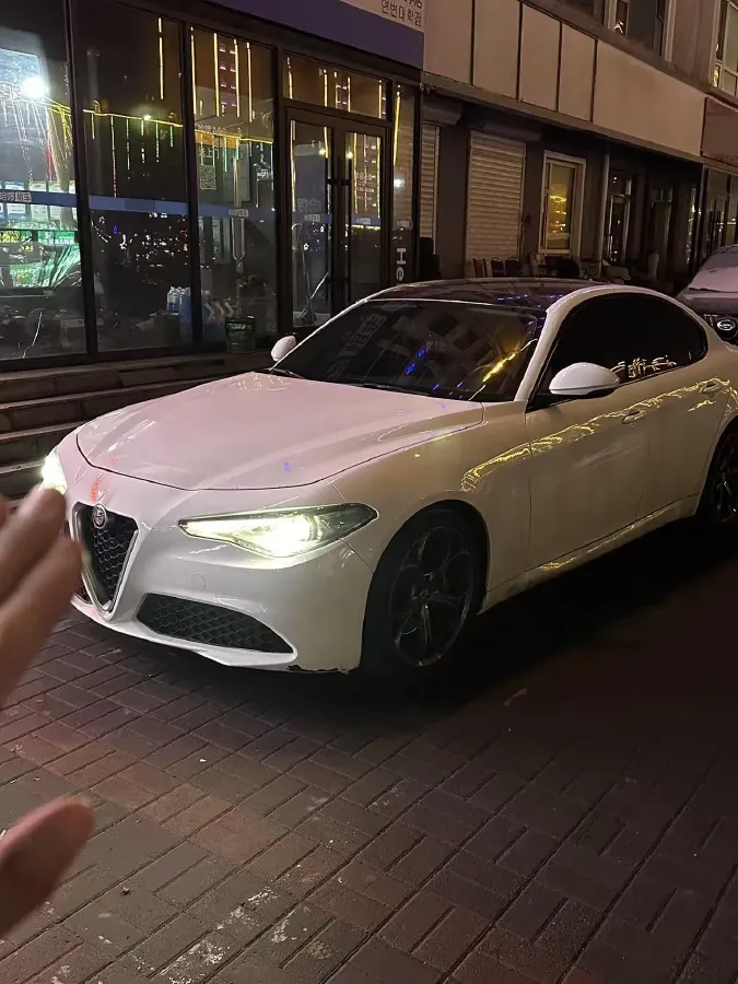 2017 Alfa Romeo Giulia 2.0T 280HP L4 8AT,autocango,china used car exporter,china ev exporter,chinese used car exporter,chinese used ev exporter