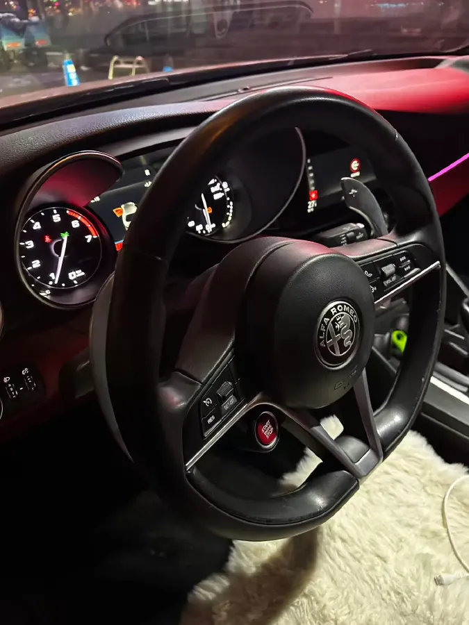 2017 Alfa Romeo Giulia 2.0T 280HP L4 8AT,autocango,china used car exporter,china ev exporter,chinese used car exporter,chinese used ev exporter