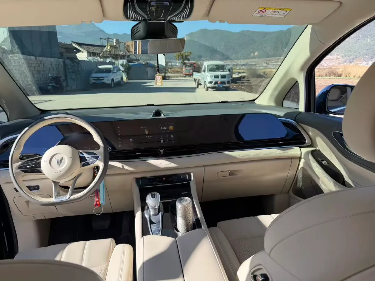 2024 Voyah Dream 1.5T 150HP L4 PHEV 43KWH,autocango,china used car exporter,china ev exporter,chinese used car exporter,chinese used ev exporter