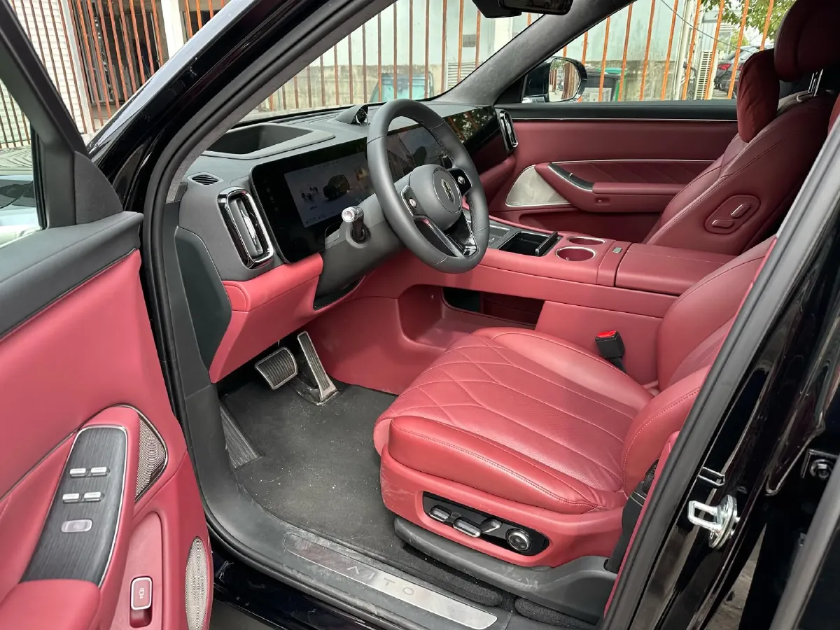 2025 AITO AITO M8 REEV 160HP REEV 53.4KWH,autocango,china used car exporter,china ev exporter,chinese used car exporter,chinese used ev exporter