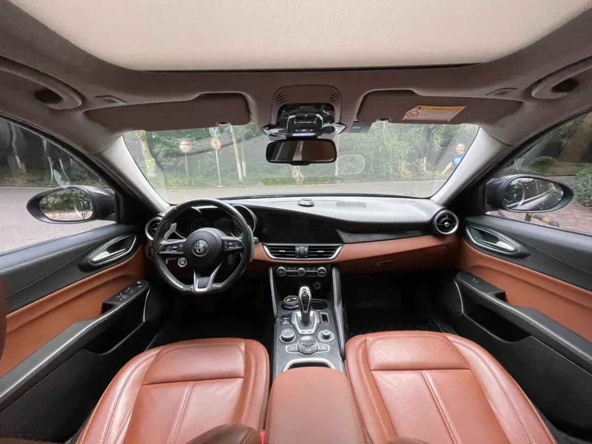 2021 Alfa Romeo Giulia 2.0T 280HP L4 8AT,autocango,china used car exporter,china ev exporter,chinese used car exporter,chinese used ev exporter