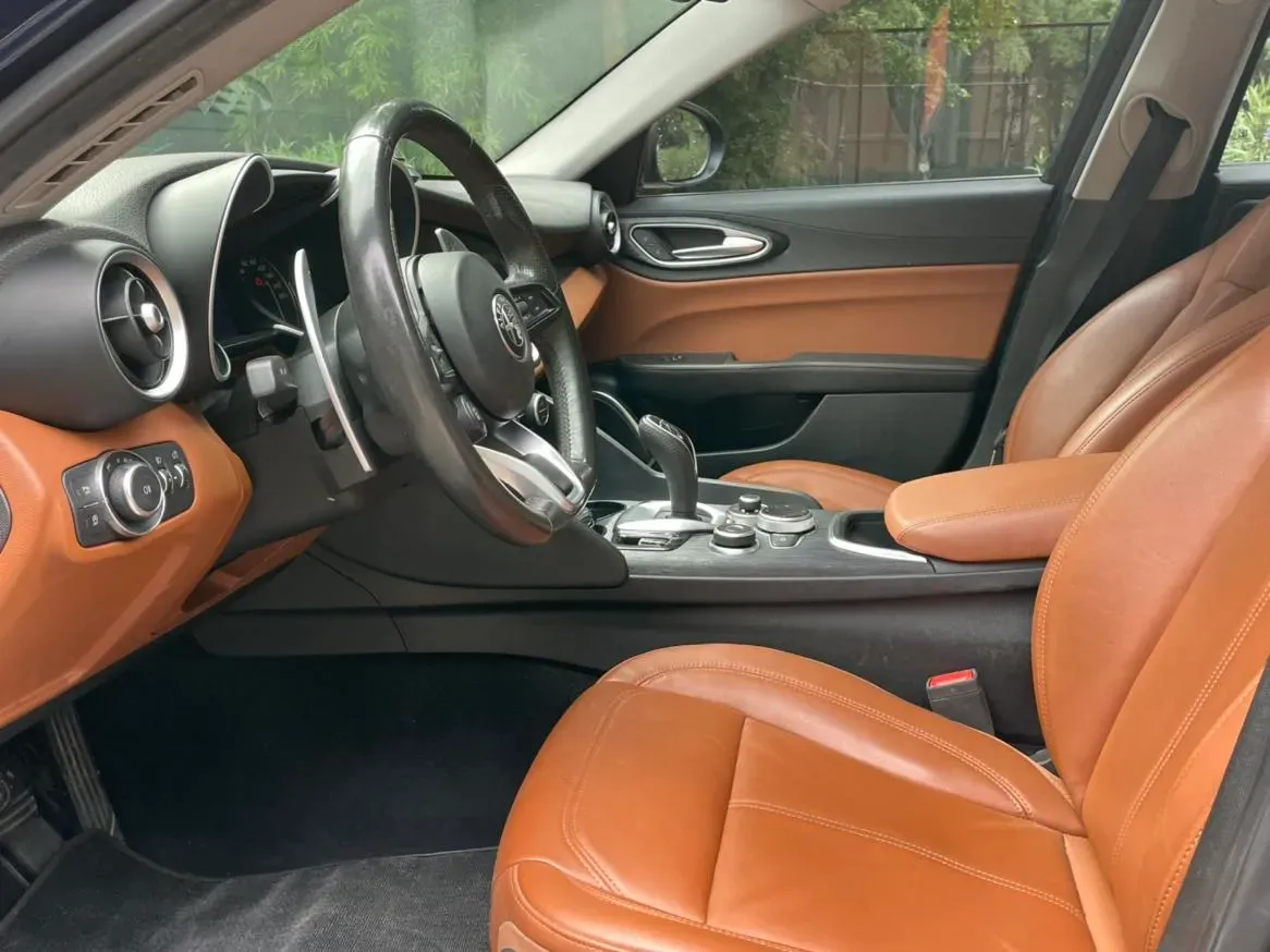 2021 Alfa Romeo Giulia 2.0T 280HP L4 8AT,autocango,china used car exporter,china ev exporter,chinese used car exporter,chinese used ev exporter