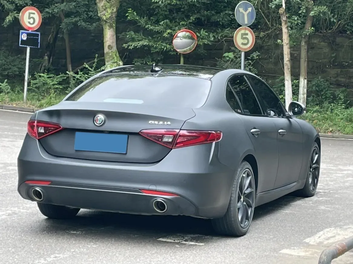 2021 Alfa Romeo Giulia 2.0T 280HP L4 8AT,autocango,china used car exporter,china ev exporter,chinese used car exporter,chinese used ev exporter