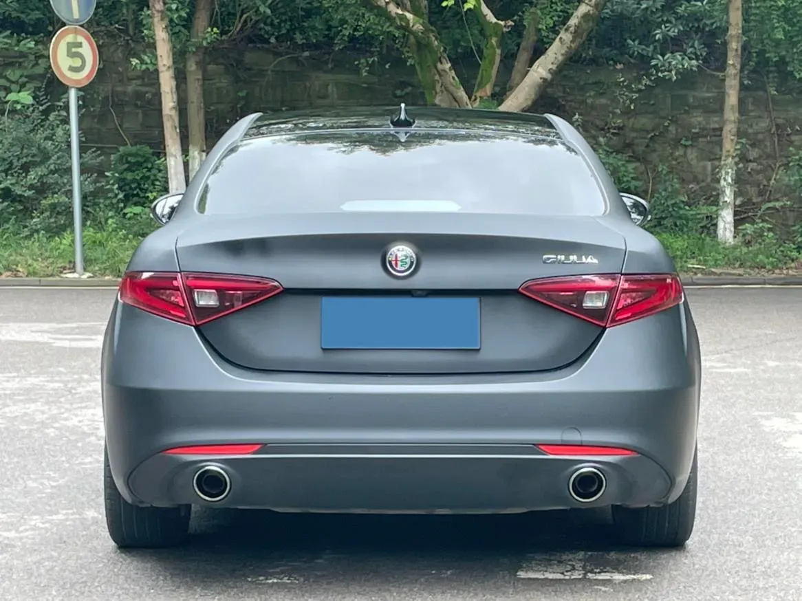 2021 Alfa Romeo Giulia 2.0T 280HP L4 8AT,autocango,china used car exporter,china ev exporter,chinese used car exporter,chinese used ev exporter