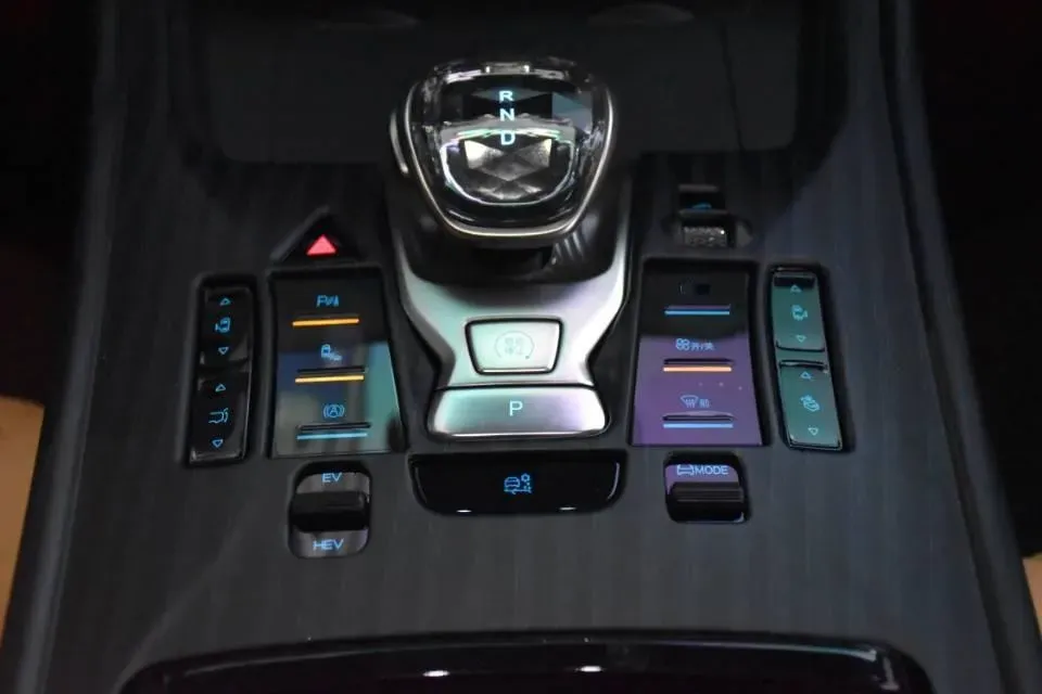 2024 Denza D9 1.5T 139HP L4 E-CVT PHEV 40KWH,autocango,china used car exporter,china ev exporter,chinese used car exporter,chinese used ev exporter