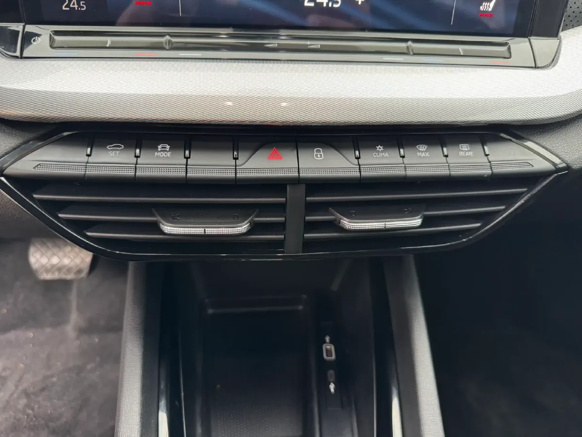 2022 Skoda Octavia 1.4T 150HP L4 7DCT,autocango,china used car exporter,china ev exporter,chinese used car exporter,chinese used ev exporter