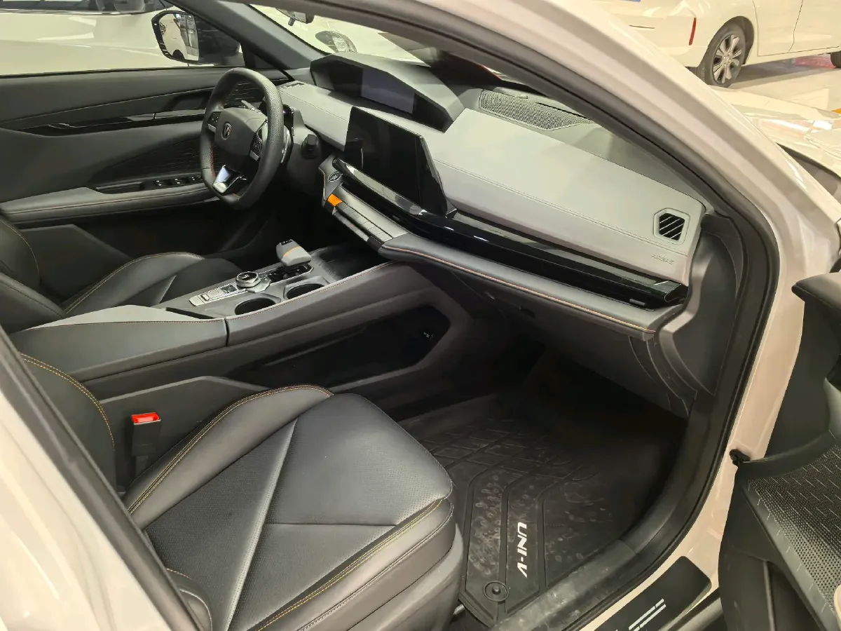 2022 ChangAn UNI-V 1.5T 188HP L4 7DCT,autocango,china used car exporter,china ev exporter,chinese used car exporter,chinese used ev exporter