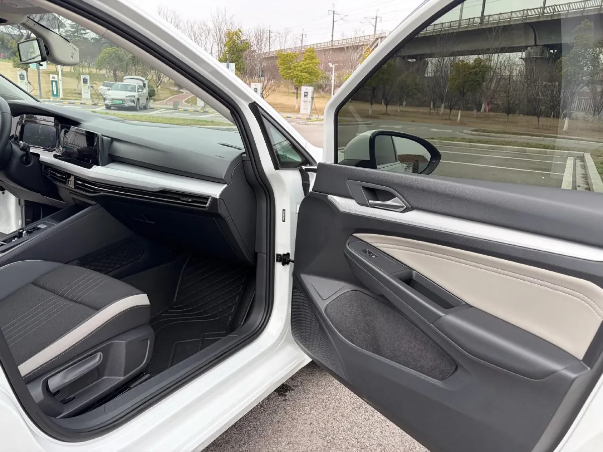 2023 Volkswagen Golf 1.2T 116HP L4 7DCT,autocango,china used car exporter,china ev exporter,chinese used car exporter,chinese used ev exporter