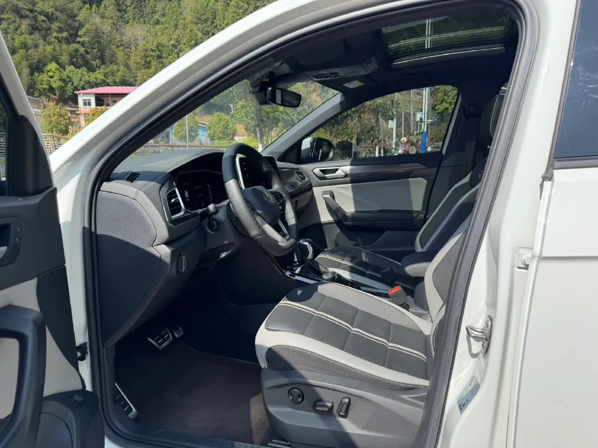 2023 Volkswagen T-Roc 1.5T 160HP L4 7DCT,autocango,china used car exporter,china ev exporter,chinese used car exporter,chinese used ev exporter