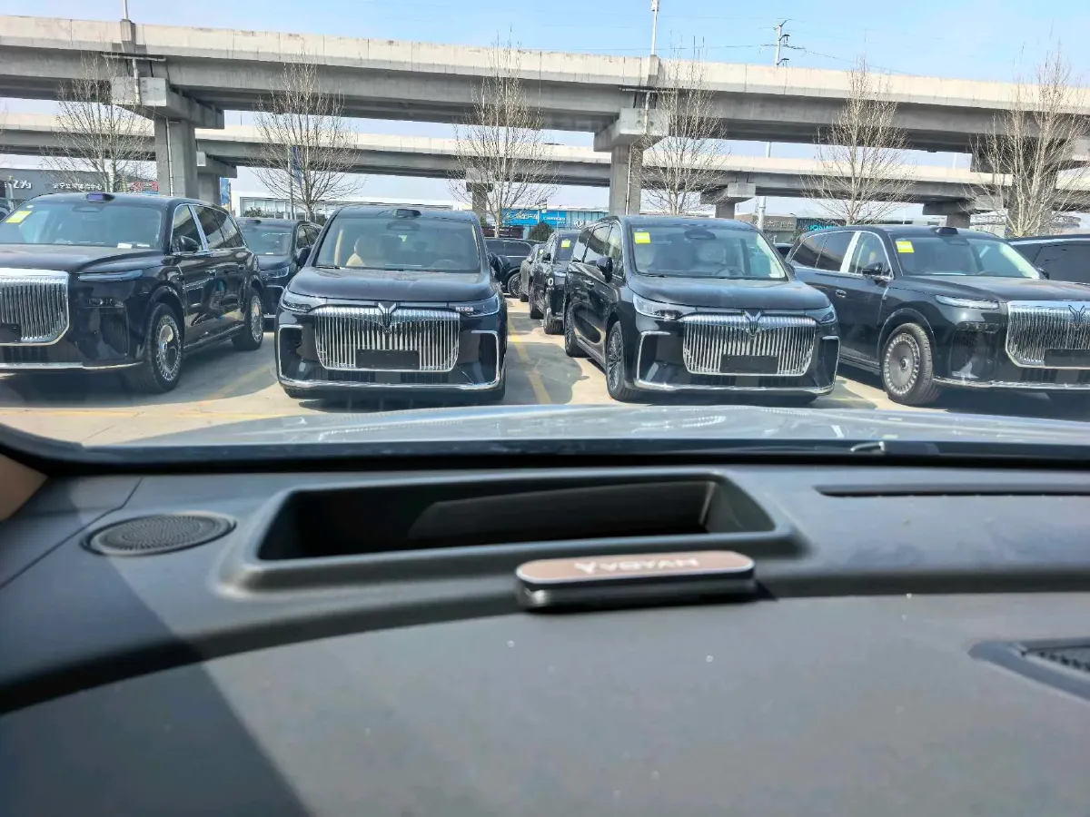 2025 Voyah Dream 1.5T 150HP L4 PHEV 41.7KWH,autocango,china used car exporter,china ev exporter,chinese used car exporter,chinese used ev exporter