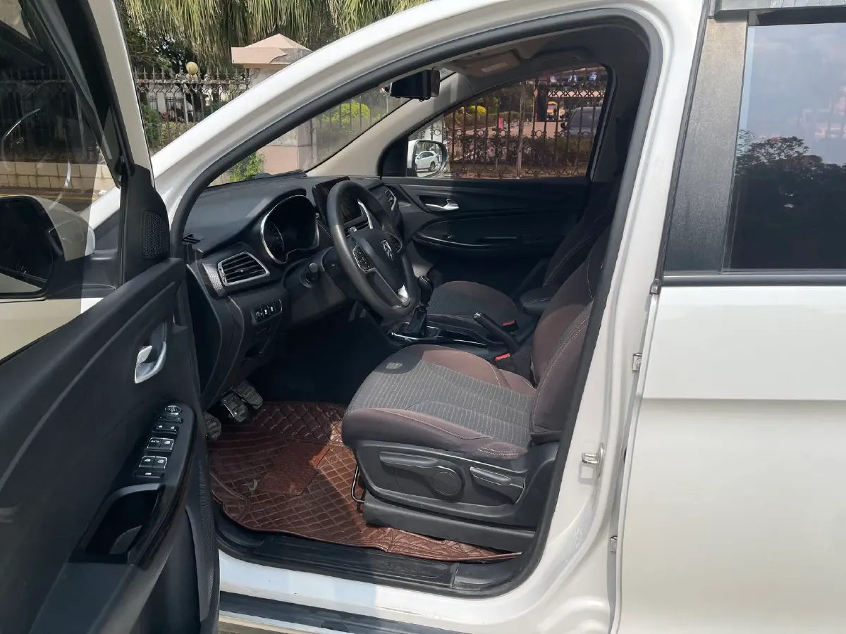 2019 BaoJun 730 1.5L 105HP L4 6MT,autocango,china used car exporter,china ev exporter,chinese used car exporter,chinese used ev exporter