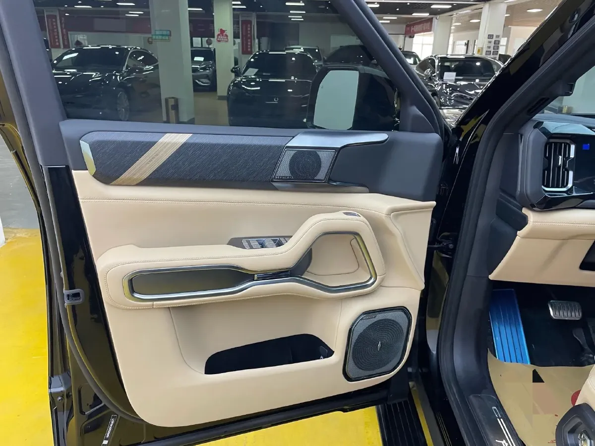 2025 FangChengBao Bao 8 2.0T 245HP L4 E-CVT PHEV 36.8KWH,autocango,china used car exporter,china ev exporter,chinese used car exporter,chinese used ev exporter