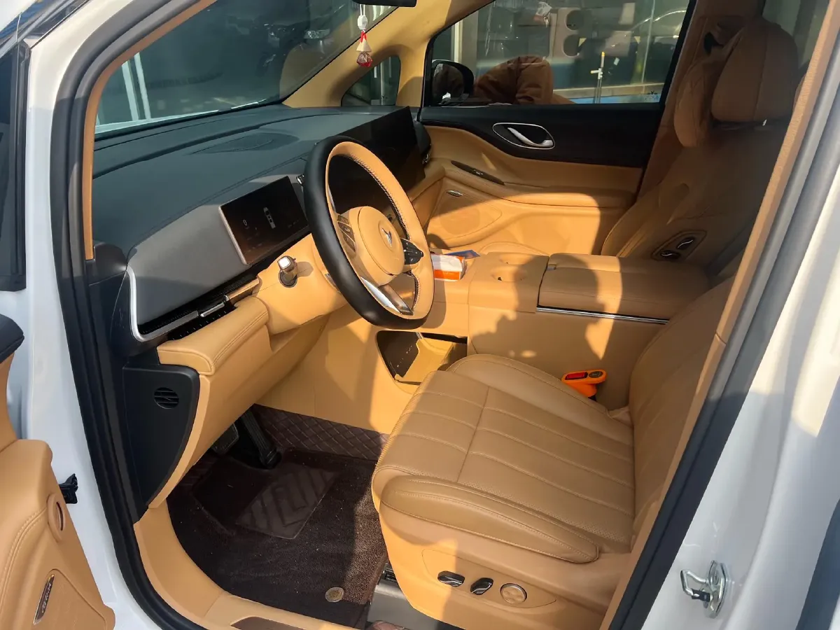 2025 Voyah Dream 1.5T 150HP L4 PHEV 41.7KWH,autocango,china used car exporter,china ev exporter,chinese used car exporter,chinese used ev exporter