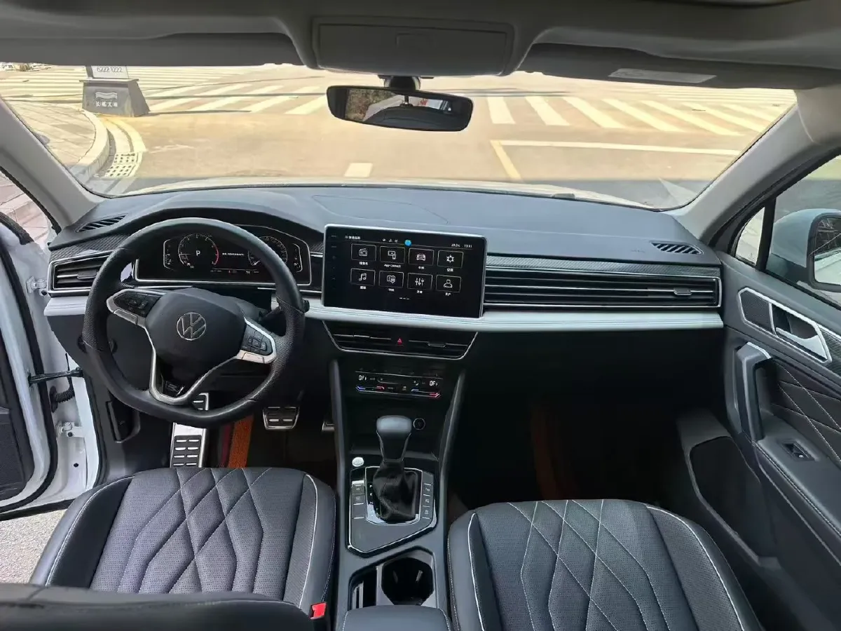 2024 Volkswagen Tiguan L 2.0T 186HP L4 7DCT,autocango,china used car exporter,china ev exporter,chinese used car exporter,chinese used ev exporter