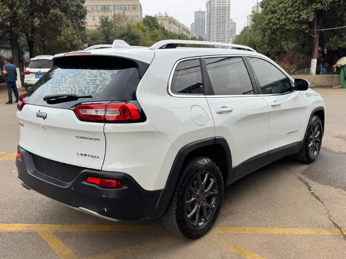 2020 Jeep Cherokee 2.0L 148HP L4 9AT,autocango,china used car exporter,china ev exporter,chinese used car exporter,chinese used ev exporter