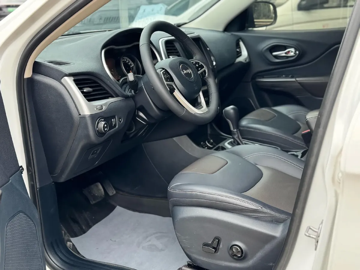 2020 Jeep Cherokee 2.0L 148HP L4 9AT,autocango,china used car exporter,china ev exporter,chinese used car exporter,chinese used ev exporter