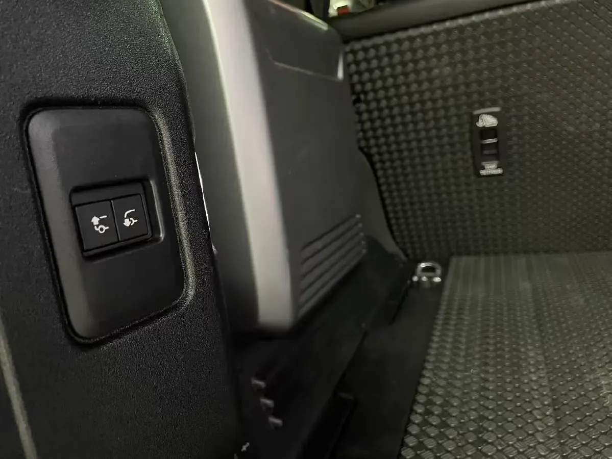 2023 Land Rover Defender 3.0T 400HP L6 8AT,autocango,china used car exporter,china ev exporter,chinese used car exporter,chinese used ev exporter