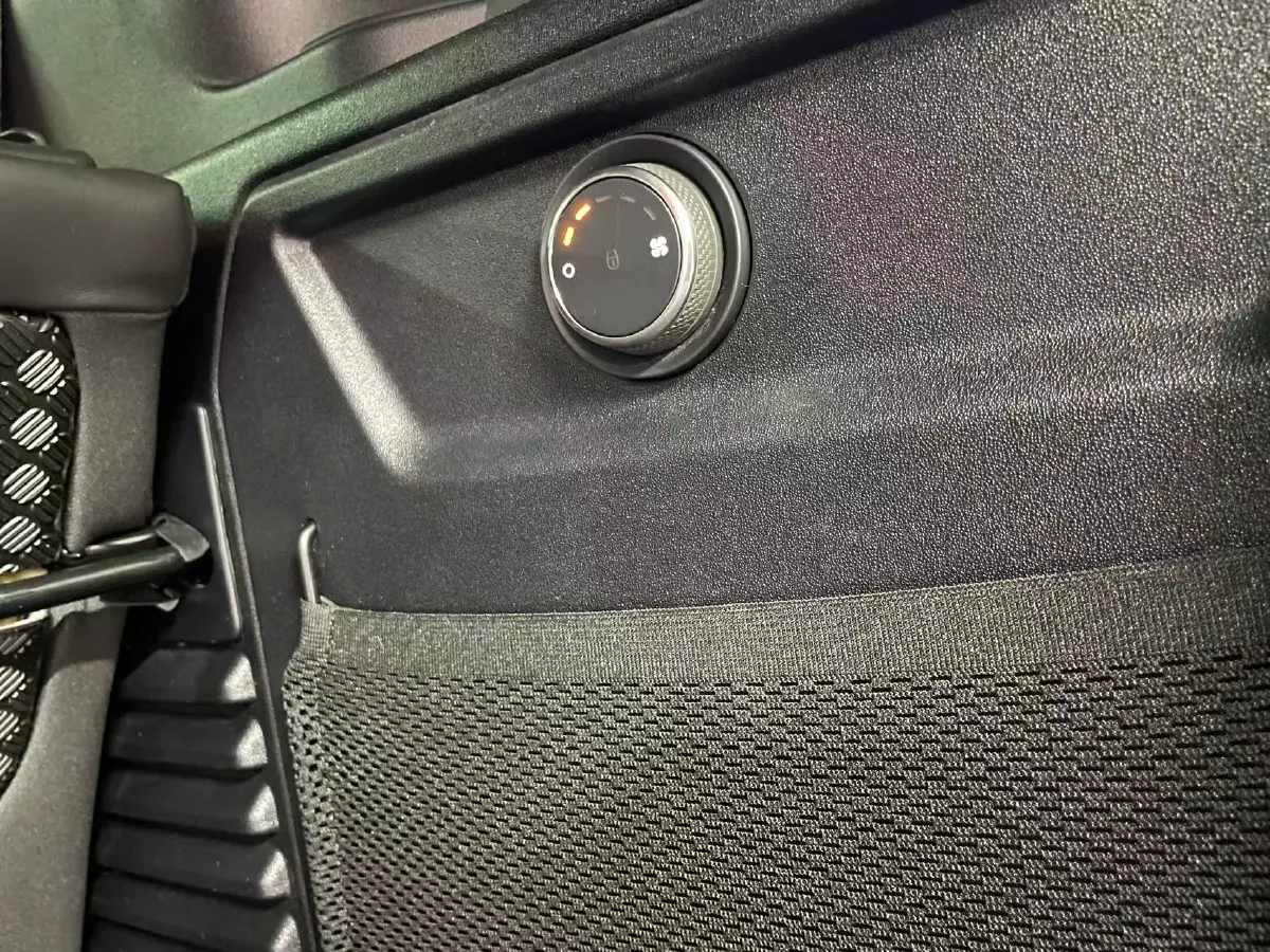 2023 Land Rover Defender 3.0T 400HP L6 8AT,autocango,china used car exporter,china ev exporter,chinese used car exporter,chinese used ev exporter