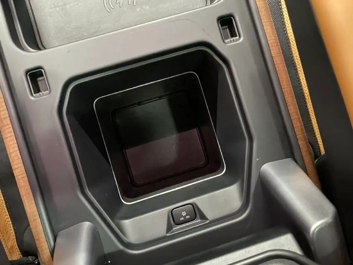 2023 Land Rover Defender 3.0T 400HP L6 8AT,autocango,china used car exporter,china ev exporter,chinese used car exporter,chinese used ev exporter