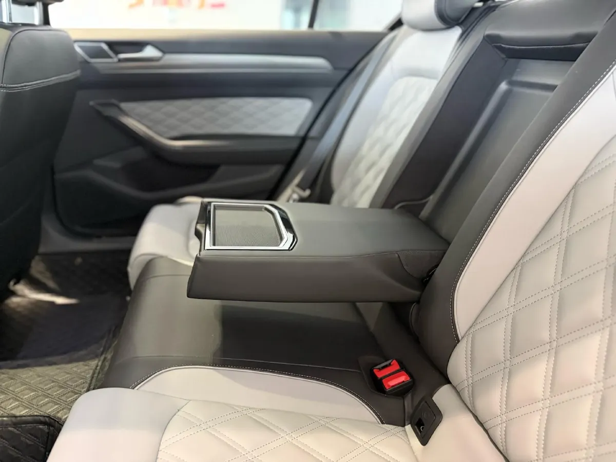 2025 Volkswagen Magotan 1.4T 150HP L4 7DCT,autocango,china used car exporter,china ev exporter,chinese used car exporter,chinese used ev exporter