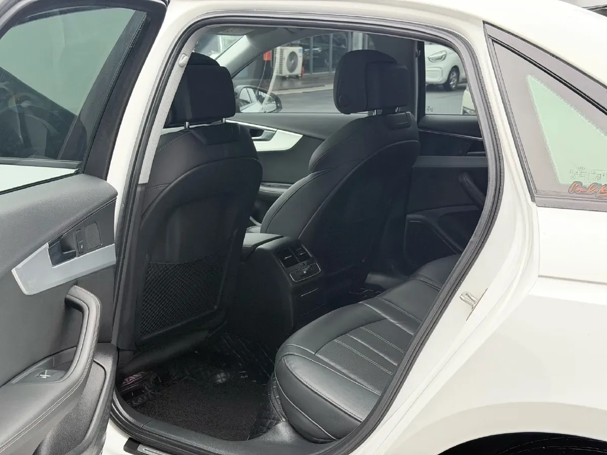 2022 Audi A4L 2.0T 190HP L4 7DCT,autocango,china used car exporter,china ev exporter,chinese used car exporter,chinese used ev exporter