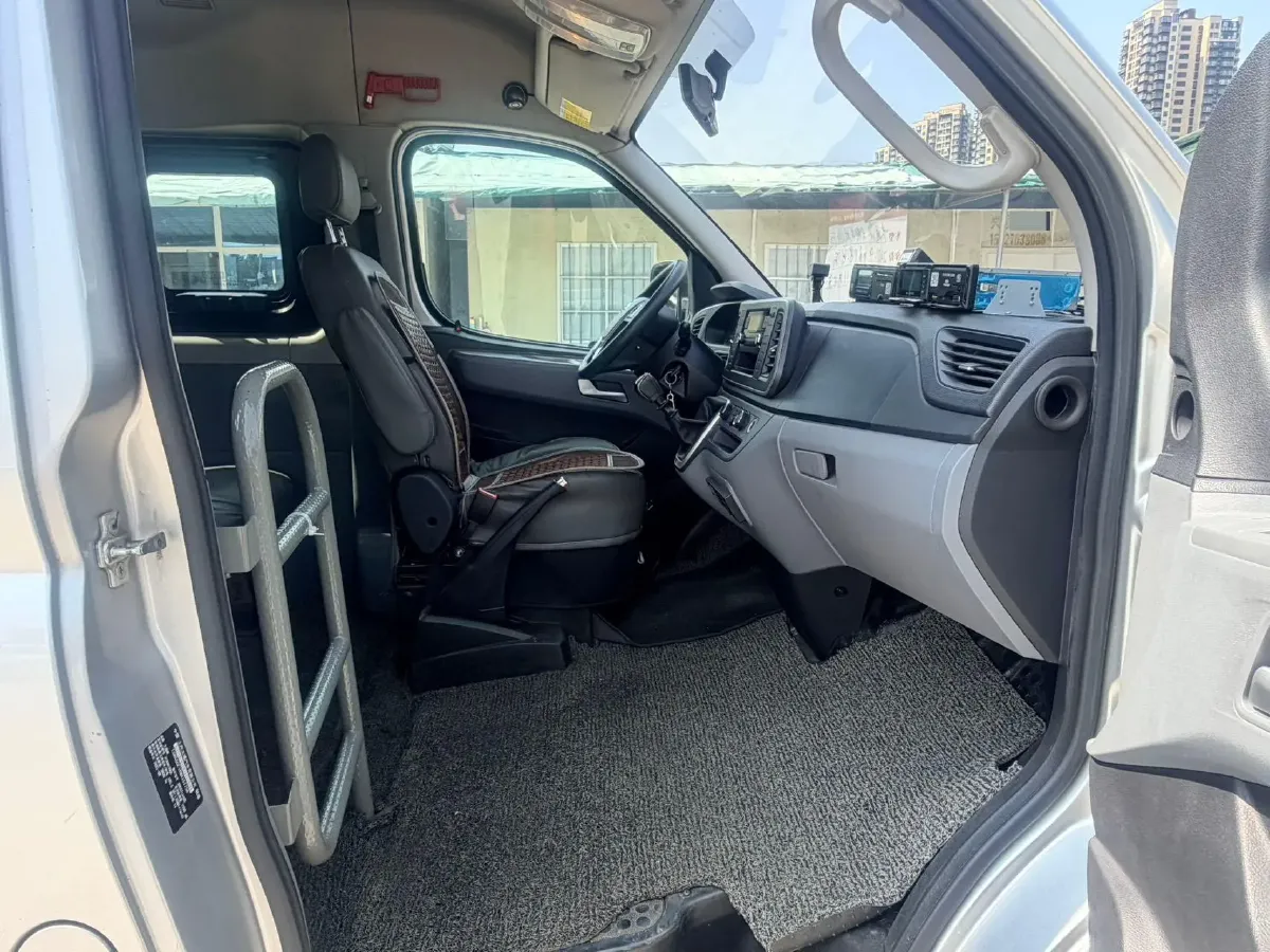 2021 MAXUS XinTu V80 2.0T 139HP L4 6MT,autocango,china used car exporter,china ev exporter,chinese used car exporter,chinese used ev exporter