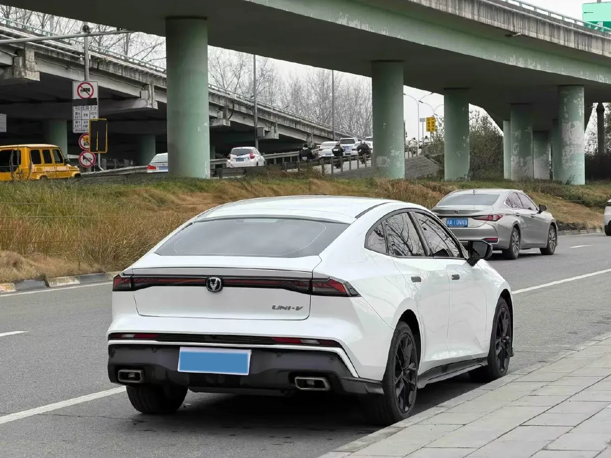 2024 ChangAn UNI-V 1.5T 188HP L4 7DCT,autocango,china used car exporter,china ev exporter,chinese used car exporter,chinese used ev exporter