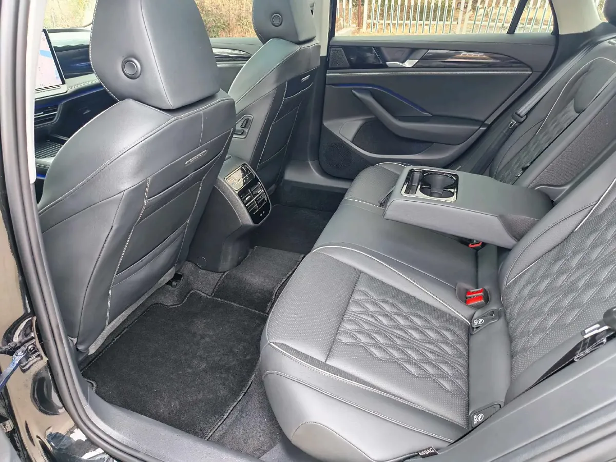 2024 Volkswagen Magotan 2.0T 220HP L4 7DCT,autocango,china used car exporter,china ev exporter,chinese used car exporter,chinese used ev exporter