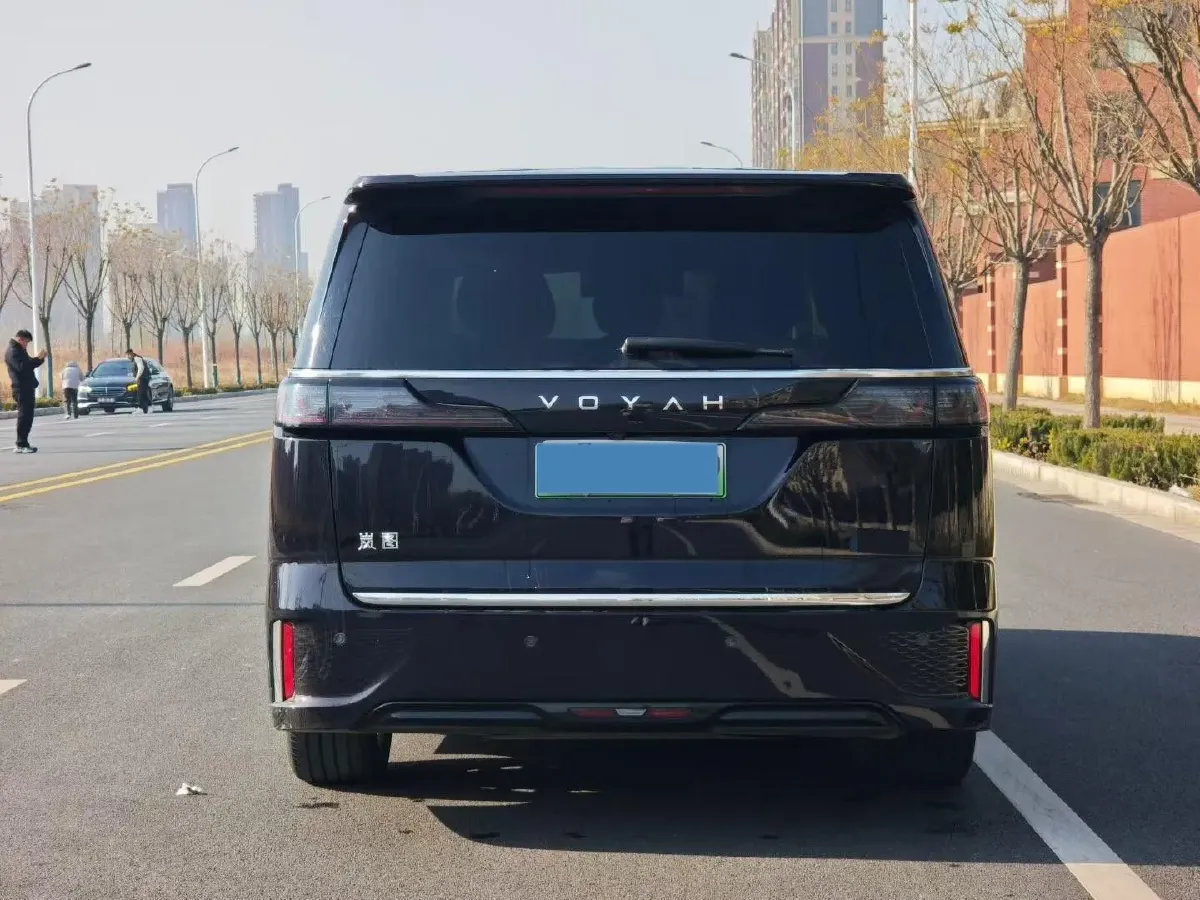 2024 Voyah Dream 1.5T 150HP L4 PHEV 43KWH,autocango,china used car exporter,china ev exporter,chinese used car exporter,chinese used ev exporter