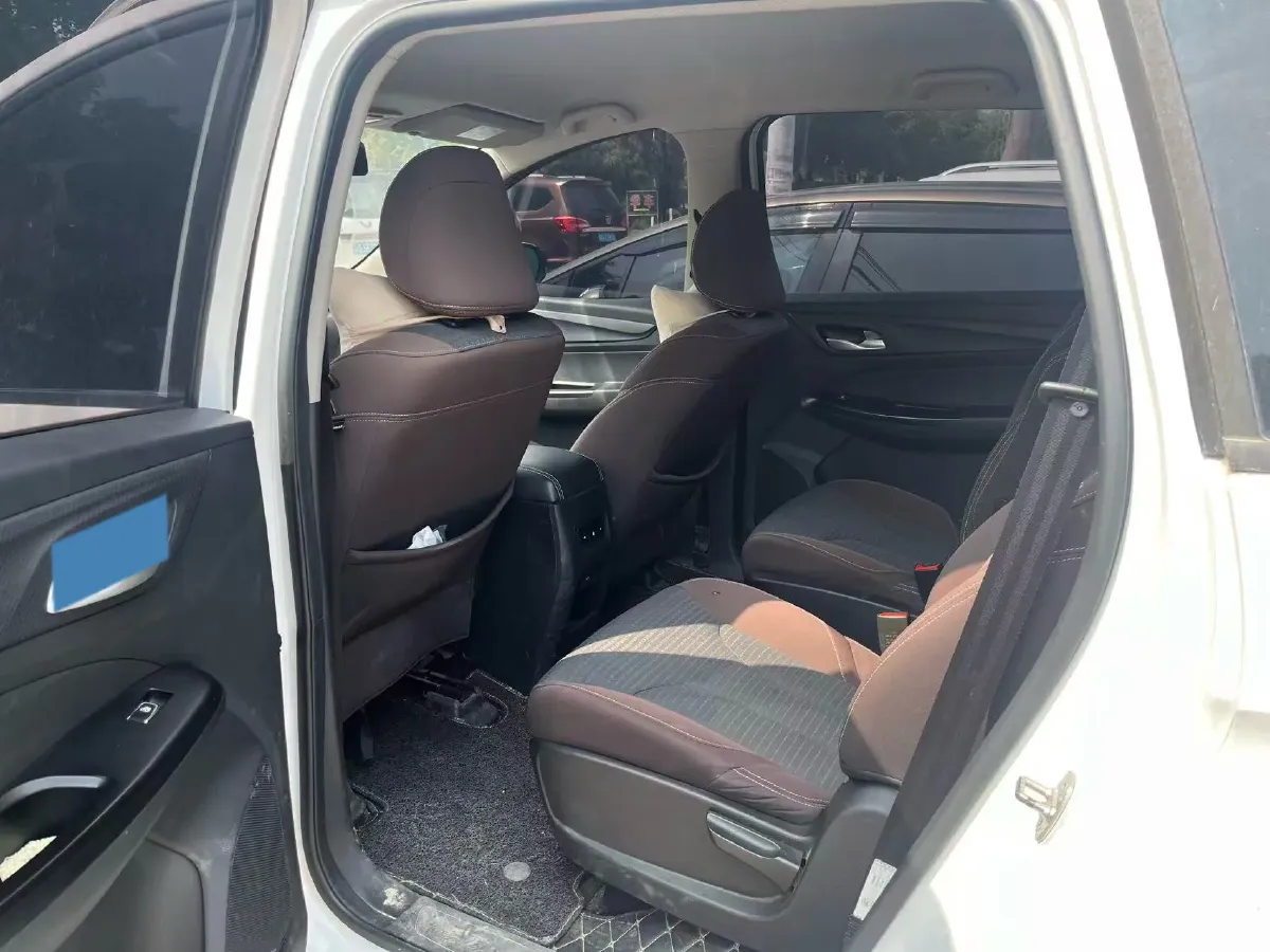 2019 BaoJun 730 1.5L 105HP L4 6MT,autocango,china used car exporter,china ev exporter,chinese used car exporter,chinese used ev exporter