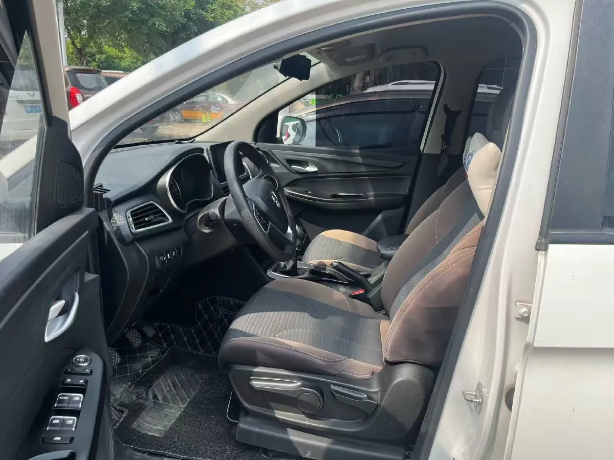 2019 BaoJun 730 1.5L 105HP L4 6MT,autocango,china used car exporter,china ev exporter,chinese used car exporter,chinese used ev exporter