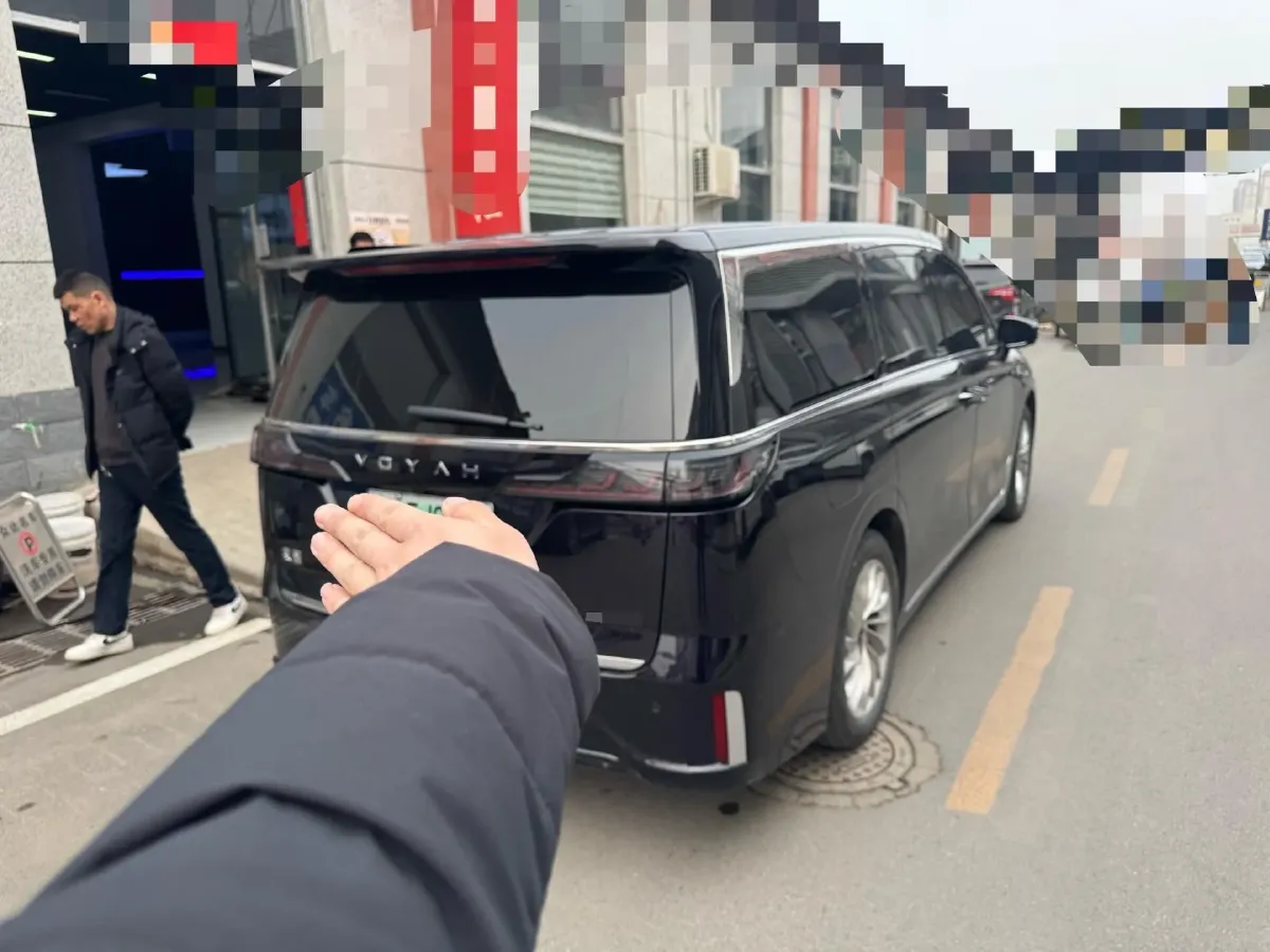 2024 Voyah Dream 1.5T 150HP L4 PHEV 43KWH,autocango,china used car exporter,china ev exporter,chinese used car exporter,chinese used ev exporter