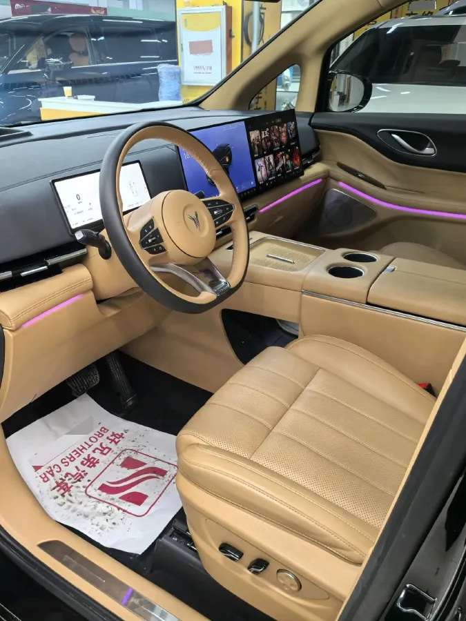 2025 Voyah Dream 1.5T 150HP L4 PHEV 41.7KWH,autocango,china used car exporter,china ev exporter,chinese used car exporter,chinese used ev exporter