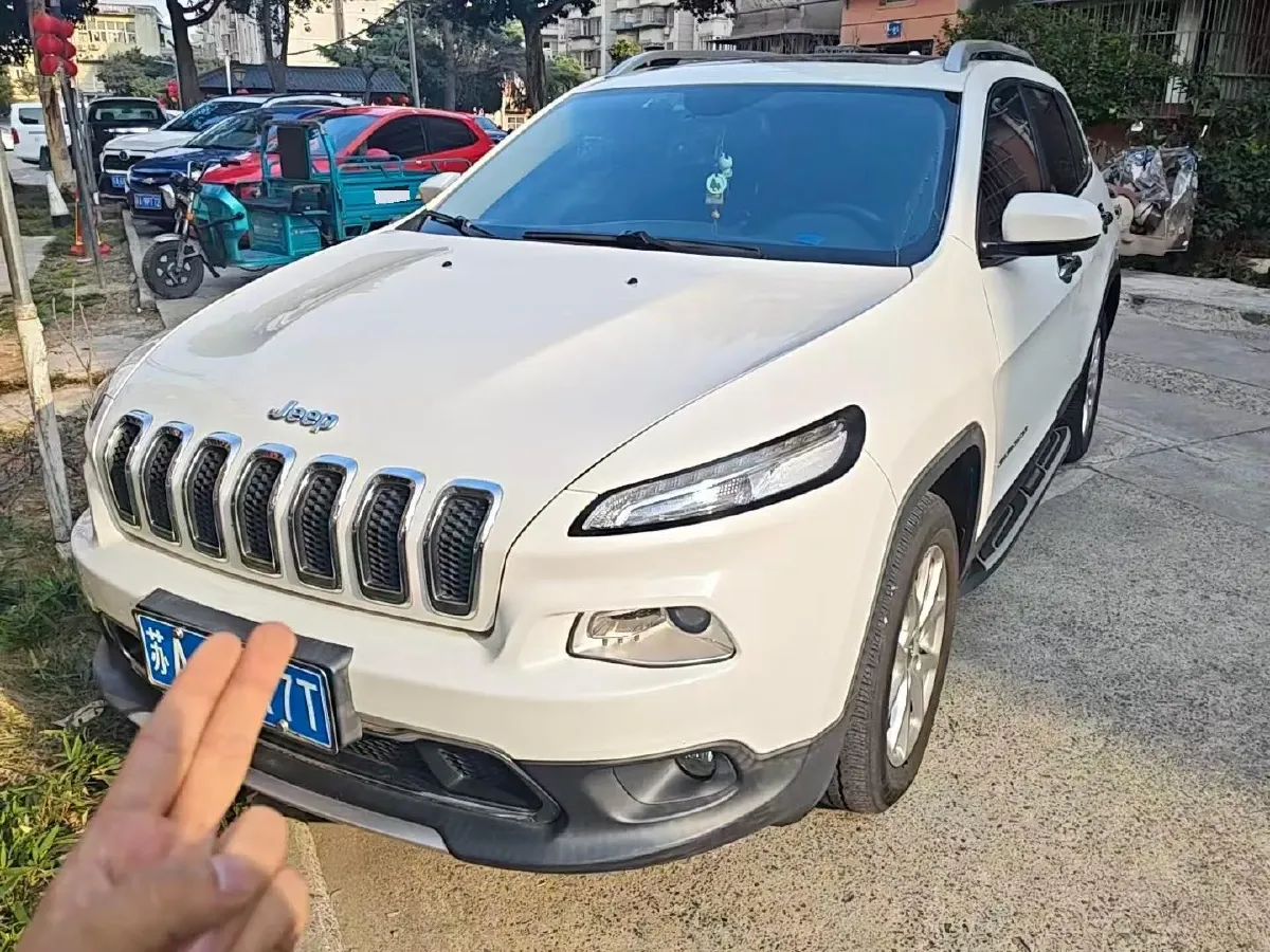 2017 Jeep Cherokee 2.4L 175HP L4 9AT,autocango,china used car exporter,china ev exporter,chinese used car exporter,chinese used ev exporter