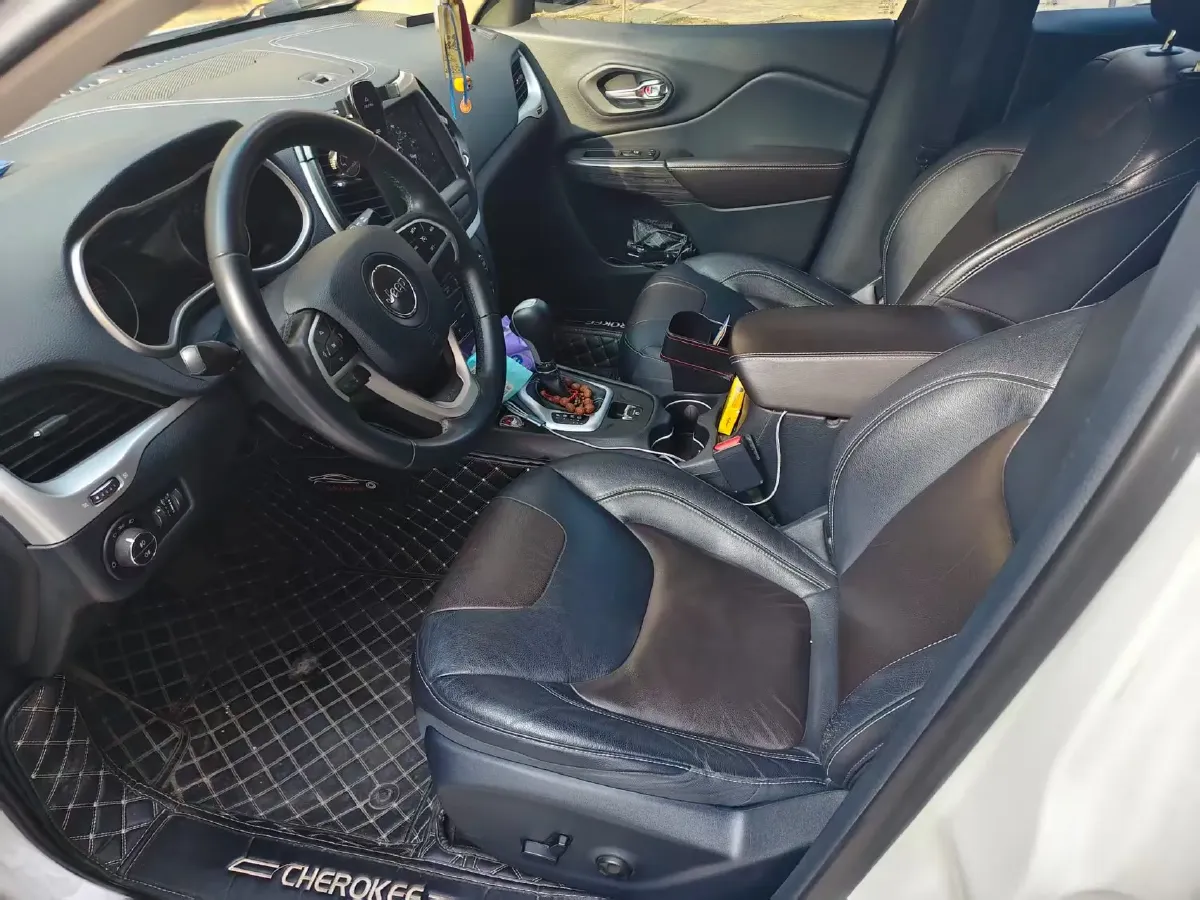 2017 Jeep Cherokee 2.4L 175HP L4 9AT,autocango,china used car exporter,china ev exporter,chinese used car exporter,chinese used ev exporter