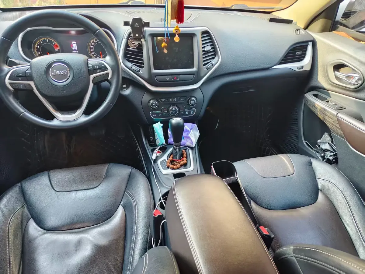 2017 Jeep Cherokee 2.4L 175HP L4 9AT,autocango,china used car exporter,china ev exporter,chinese used car exporter,chinese used ev exporter