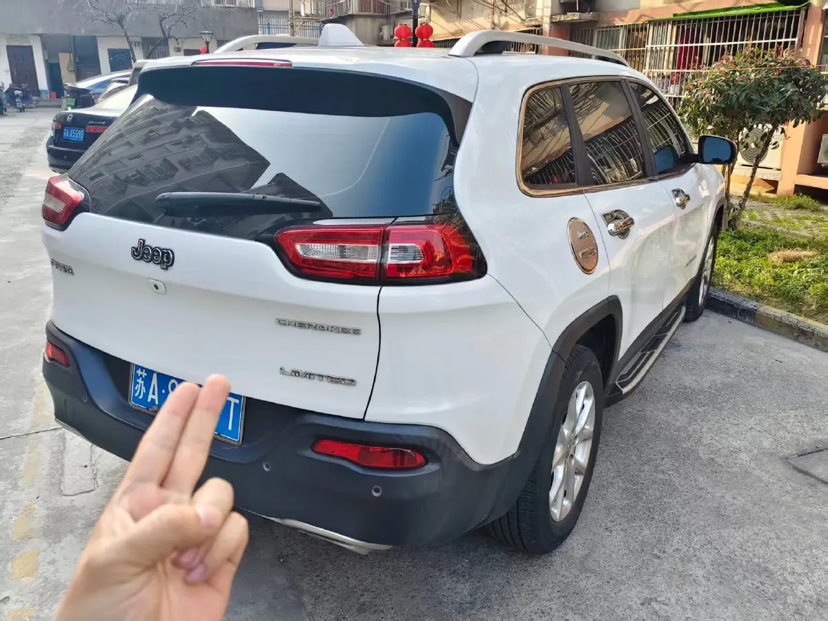 2017 Jeep Cherokee 2.4L 175HP L4 9AT,autocango,china used car exporter,china ev exporter,chinese used car exporter,chinese used ev exporter