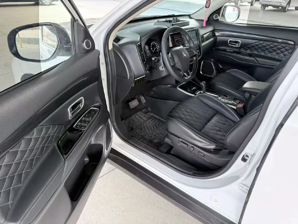2020 Mitsubishi Outlander 2.4L 192HP L4 CVT,autocango,china used car exporter,china ev exporter,chinese used car exporter,chinese used ev exporter