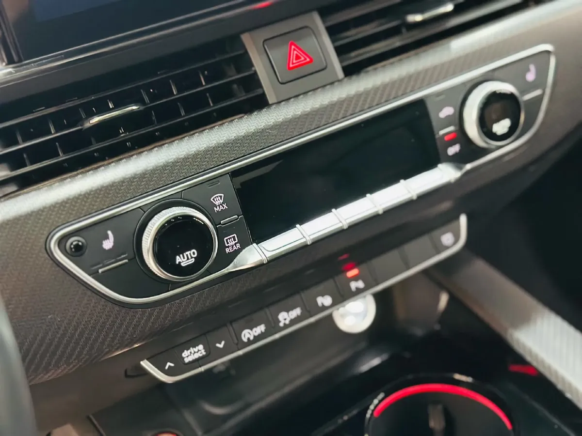 2022 Audi A4L 2.0T 190HP L4 7DCT,autocango,china used car exporter,china ev exporter,chinese used car exporter,chinese used ev exporter