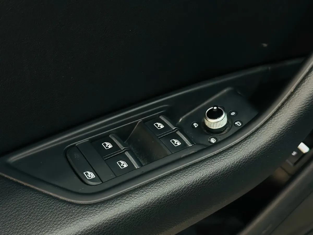 2022 Audi A4L 2.0T 190HP L4 7DCT,autocango,china used car exporter,china ev exporter,chinese used car exporter,chinese used ev exporter