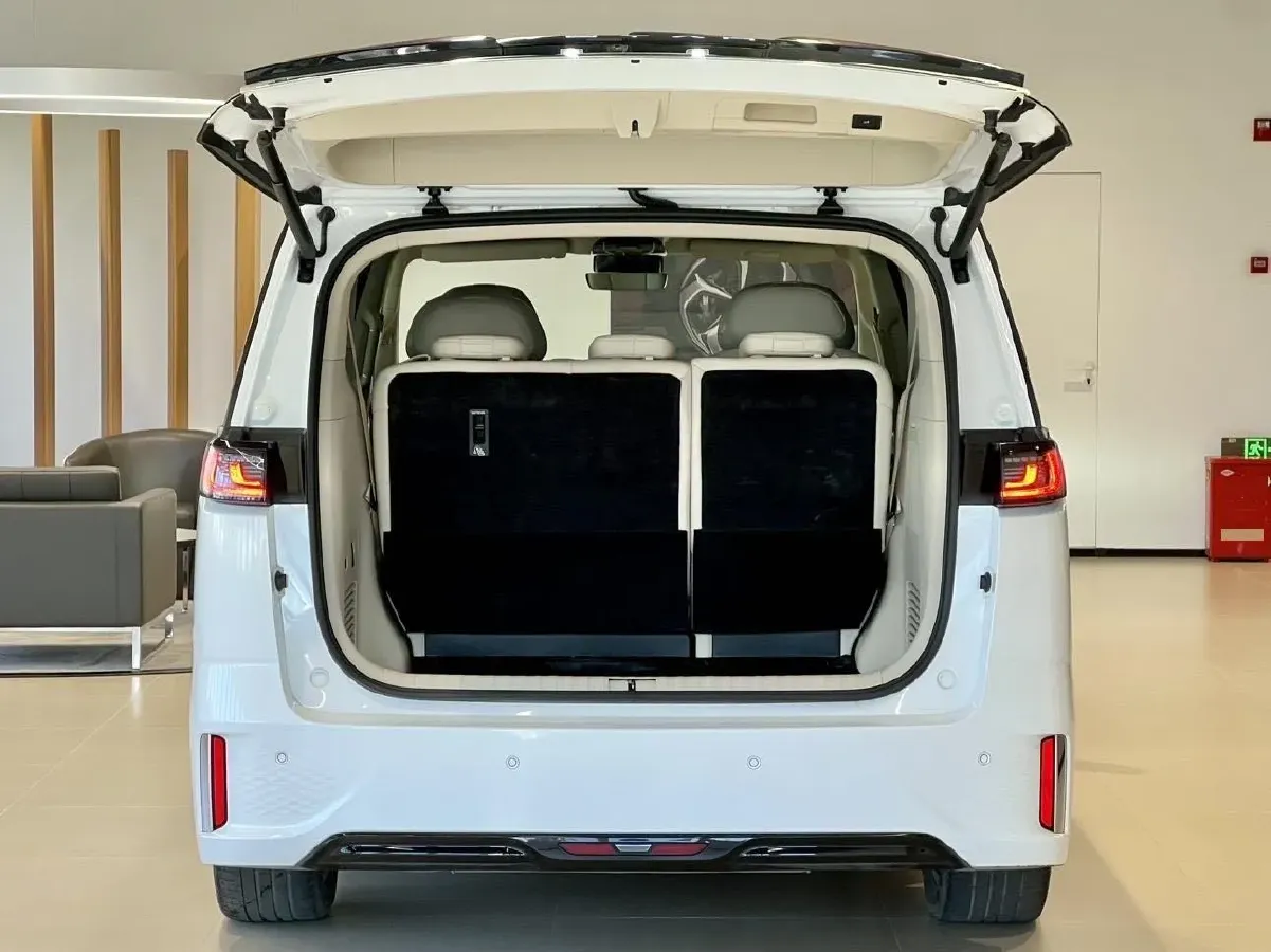 2025 Voyah Dream 1.5T 150HP L4 PHEV 41.7KWH,autocango,china used car exporter,china ev exporter,chinese used car exporter,chinese used ev exporter