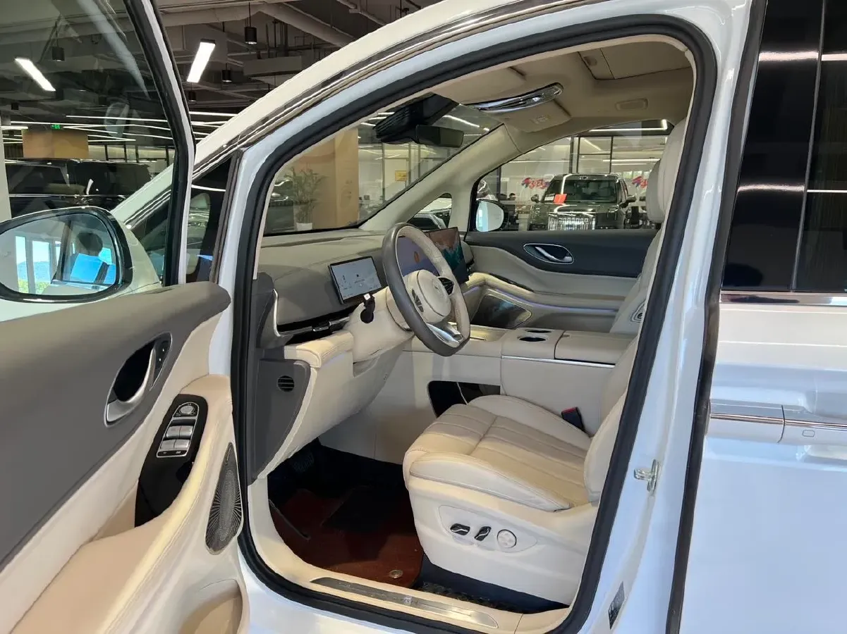 2025 Voyah Dream 1.5T 150HP L4 PHEV 41.7KWH,autocango,china used car exporter,china ev exporter,chinese used car exporter,chinese used ev exporter