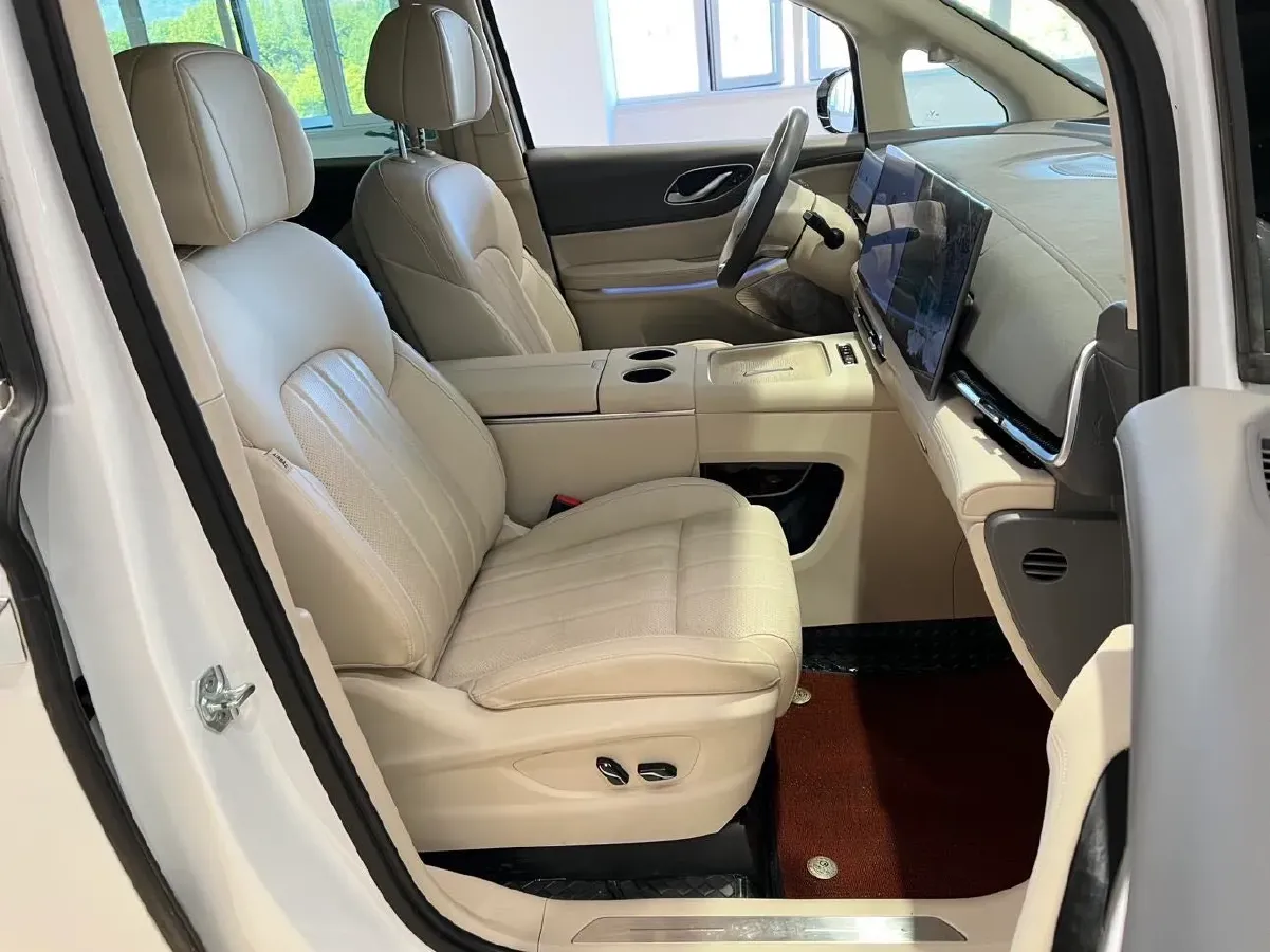 2025 Voyah Dream 1.5T 150HP L4 PHEV 41.7KWH,autocango,china used car exporter,china ev exporter,chinese used car exporter,chinese used ev exporter